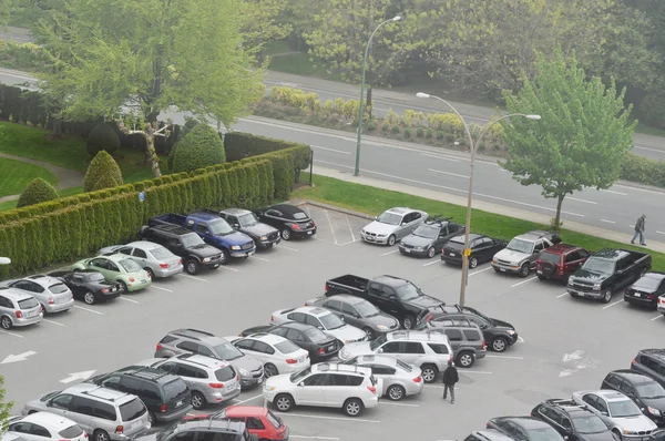 Vol met parkeerplaats buiten politiebureau — Stockfoto
