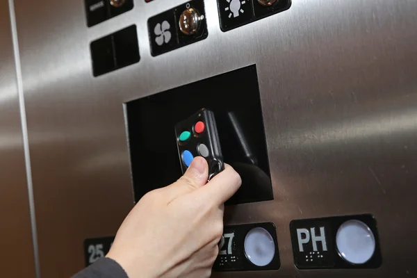 Mulher batendo fob chave dentro do elevador — Fotografia de Stock