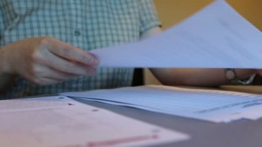 Koleji Öğrenci okuma ödevi