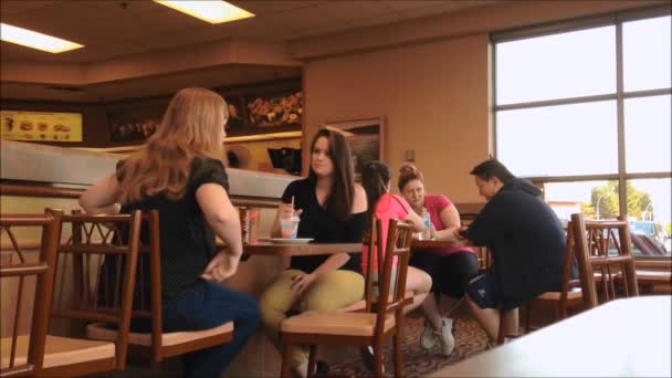 Groep vrienden zitten aan tafel — Stockvideo