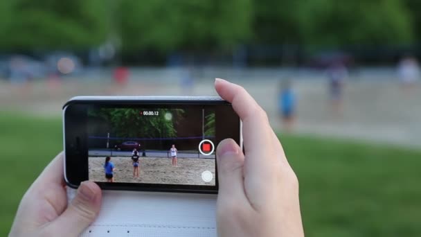 Képernyő videotaping a tizenévesek élvez játék strandröplabda — Stock videók