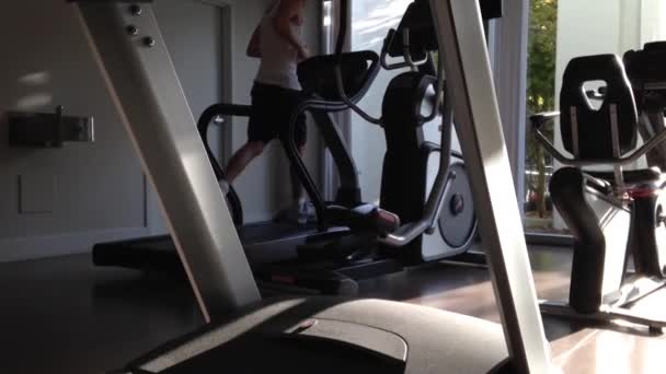 背部的跑步机上跑步的人的镜头 — 图库视频影像