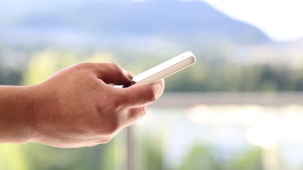 Ember mozgatható telefon üzenet olvasása — Stock videók
