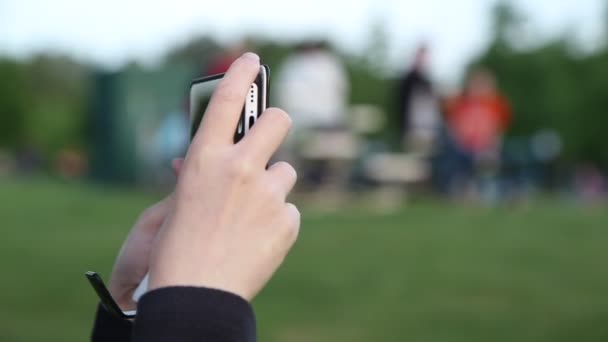 Mujer grabando videos de adolescentes jugando voleibol — Vídeos de Stock