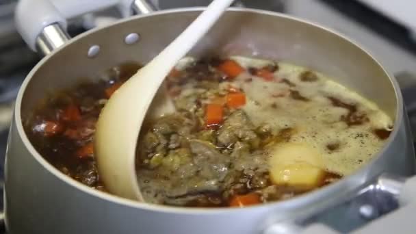 Mujer agitando asiático comida caliente olla — Vídeo de stock