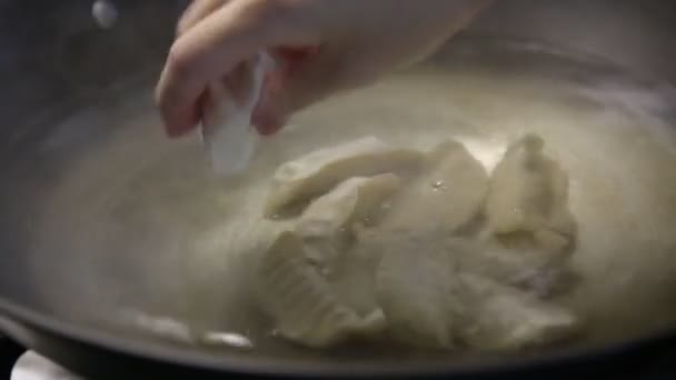 Cooking chinese dumpling — Stock Video