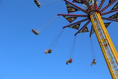 Mavi gökyüzü uçan salıncak carousel