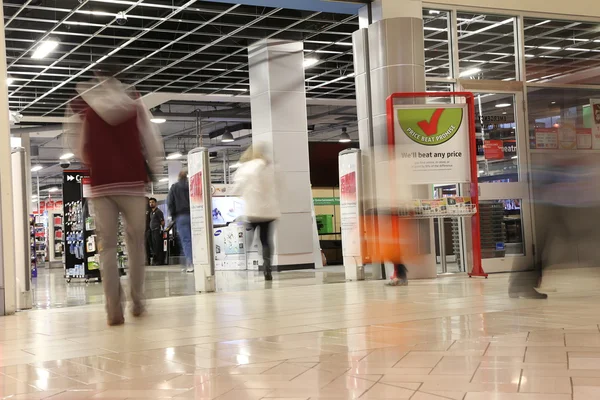 Gente comprando en tienda futura con desenfoque de movimiento —  Fotos de Stock