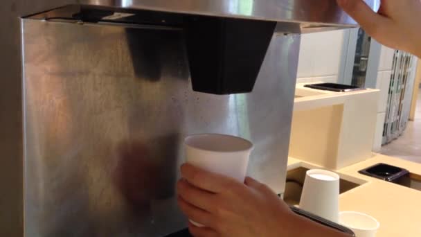 Llenado de agua fría a taza blanca — Vídeos de Stock