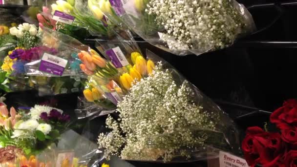 Покупка цветов — стоковое видео