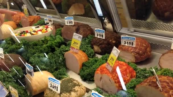Nákup supermarketu insdie slaninou — Stock video