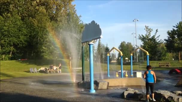 楽しみのための噴水で遊ぶ女の子 — ストック動画