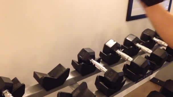 Exercício dumbbell — Vídeo de Stock