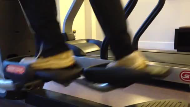 Homme dans la salle de gym — Video