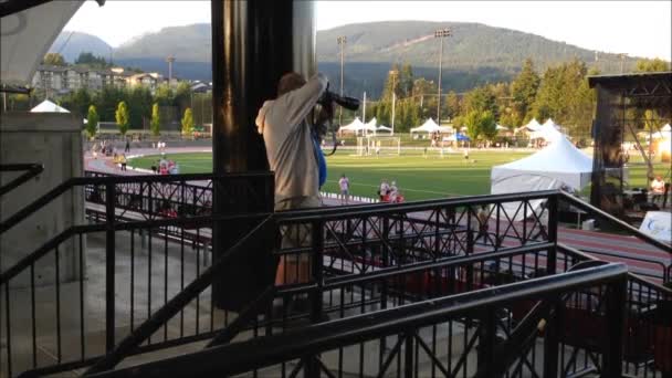 Fotograf fotografiert mit Staffel für Life-Konzert — Stockvideo