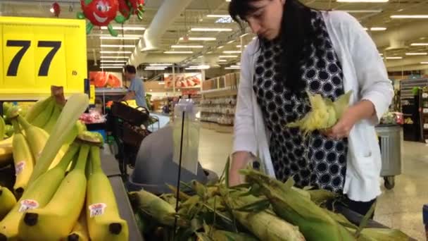 Shopping at grocery store — Stock Video