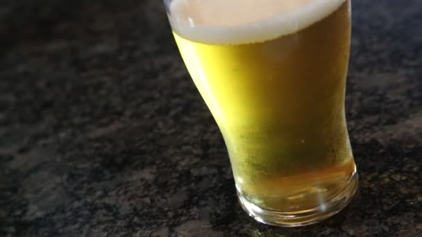 Bier in glas — Stockvideo