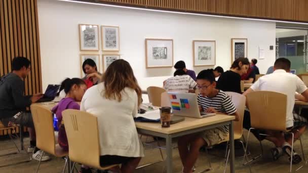 Gente estudiando en la biblioteca — Vídeo de stock