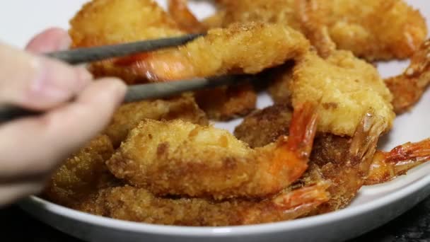 Prepare baked shrimp — Stock Video