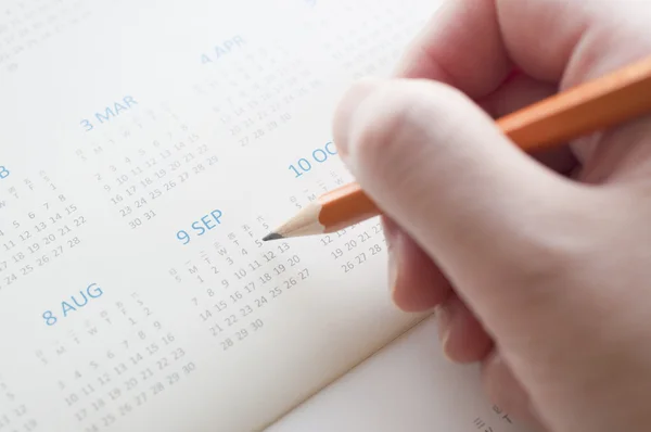 Pekar datumet i kalendern — Stockfoto