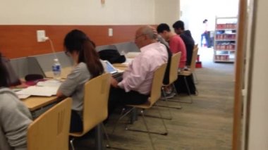 Kütüphanesi'nde okuyan insanlar