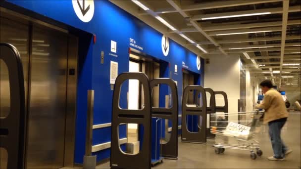 Apertura e chiusura porte in moderno ascensore — Video Stock