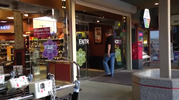 Shoppere går til BC spiritus butik – Stock-video