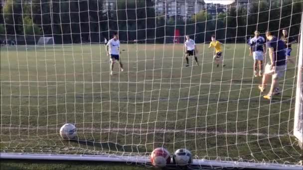 Gente practicando fútbol — Vídeo de stock