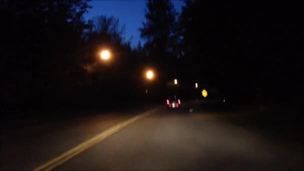Auto fährt im Zeitraffer auf Straße — Stockvideo
