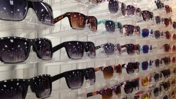 Mulher escolher um óculos de sol — Vídeo de Stock