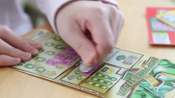 Rascarse billete de lotería — Vídeos de Stock