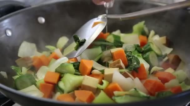 Женщина готовит овощи — стоковое видео