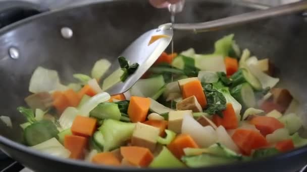 Mujer cocinar verduras — Vídeo de stock