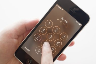 genç kadın apple iphone 5 c tutarak el ve şifrenizi girin. 
