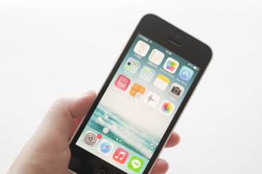 elma iphone içinde bir el
