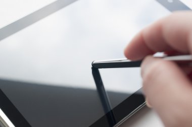 stylus kalemi dijital tablet pc üzerinde çalışan kadın Close-Up, 