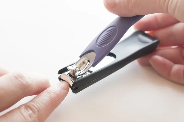 Detailní záběr ruky s nail clipper — Stock fotografie