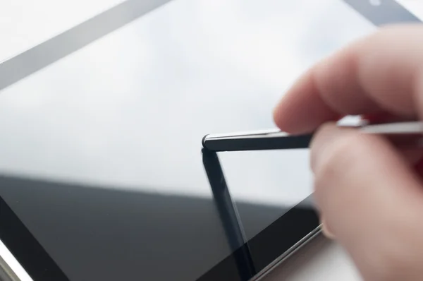 Nahaufnahme einer Frau, die mit Stift am digitalen Tablet-PC arbeitet, — Stockfoto