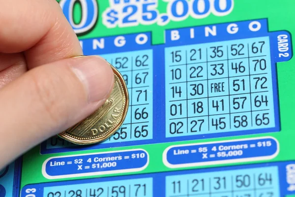 Une femme gratte un billet de loterie appelé Bingo . — Photo