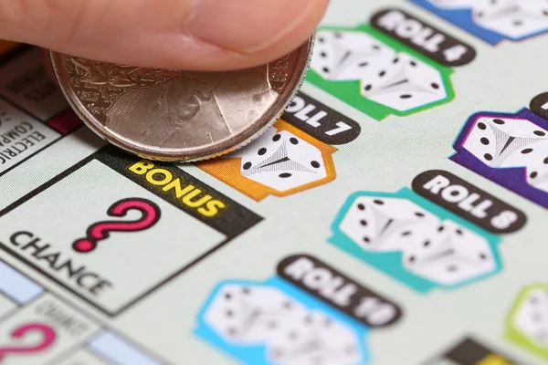 Vrouw scratching loterij ticket op bonus. — Stockfoto