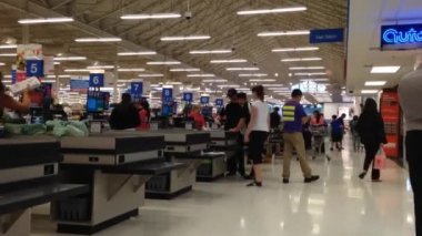 bir tarafı sayaç superstore içine atın.
