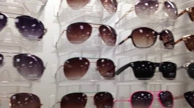 kadın bir güneş gözlüğü görüntüleme çerçevesini seçmek