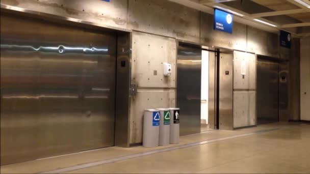 Άνοιγμα και οι κλείνοντας πόρτες σε μοντέρνα ασανσέρ μέσα κατάστημα ΙΚΕΑ — Αρχείο Βίντεο
