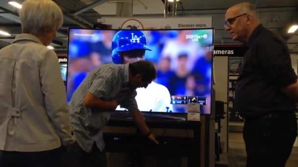 Couple à la recherche d'un nouveau téléviseur dans le magasin Future Shop à Coquitlam BC Canada . — Video