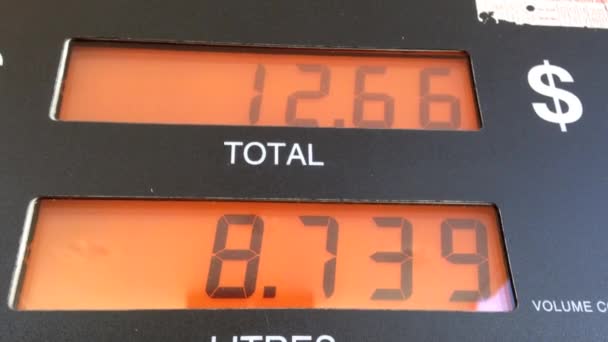 Αυξανόμενη τιμή της βενζίνης στην αντλία σταθμός οθόνη 1920 x 1080 — Αρχείο Βίντεο