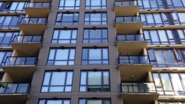 Um movimento time-lapse inclinar-se em um edifício com fundo azul céu — Vídeo de Stock