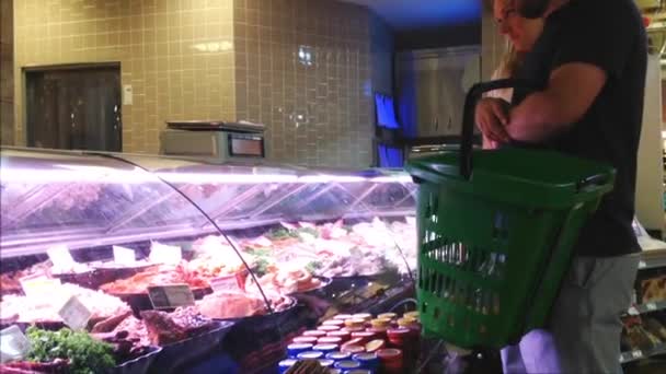 Para kupując świeże krewetki w oszczędny żywność supermarket. — Wideo stockowe