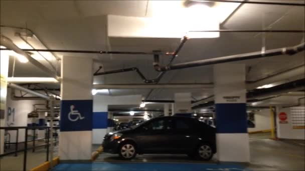 Haciendo salida de aparcamiento subterráneo para Thrifty Compras de alimentos . — Vídeos de Stock