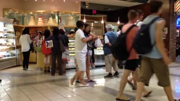 ショッピング モール内のチャイニーズ クッキーの店のパンを買うために人々 のライン. — ストック動画