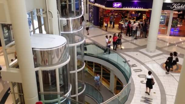 Un lado del centro comercial con ascensor subiendo . — Vídeos de Stock